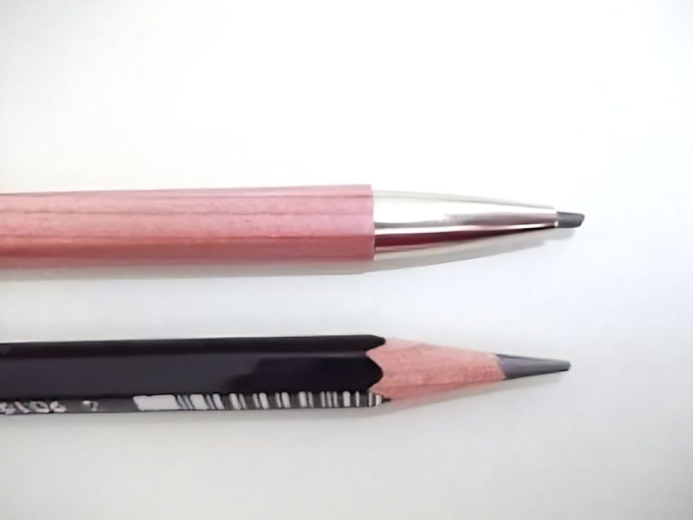 鉛筆と大人の鉛筆